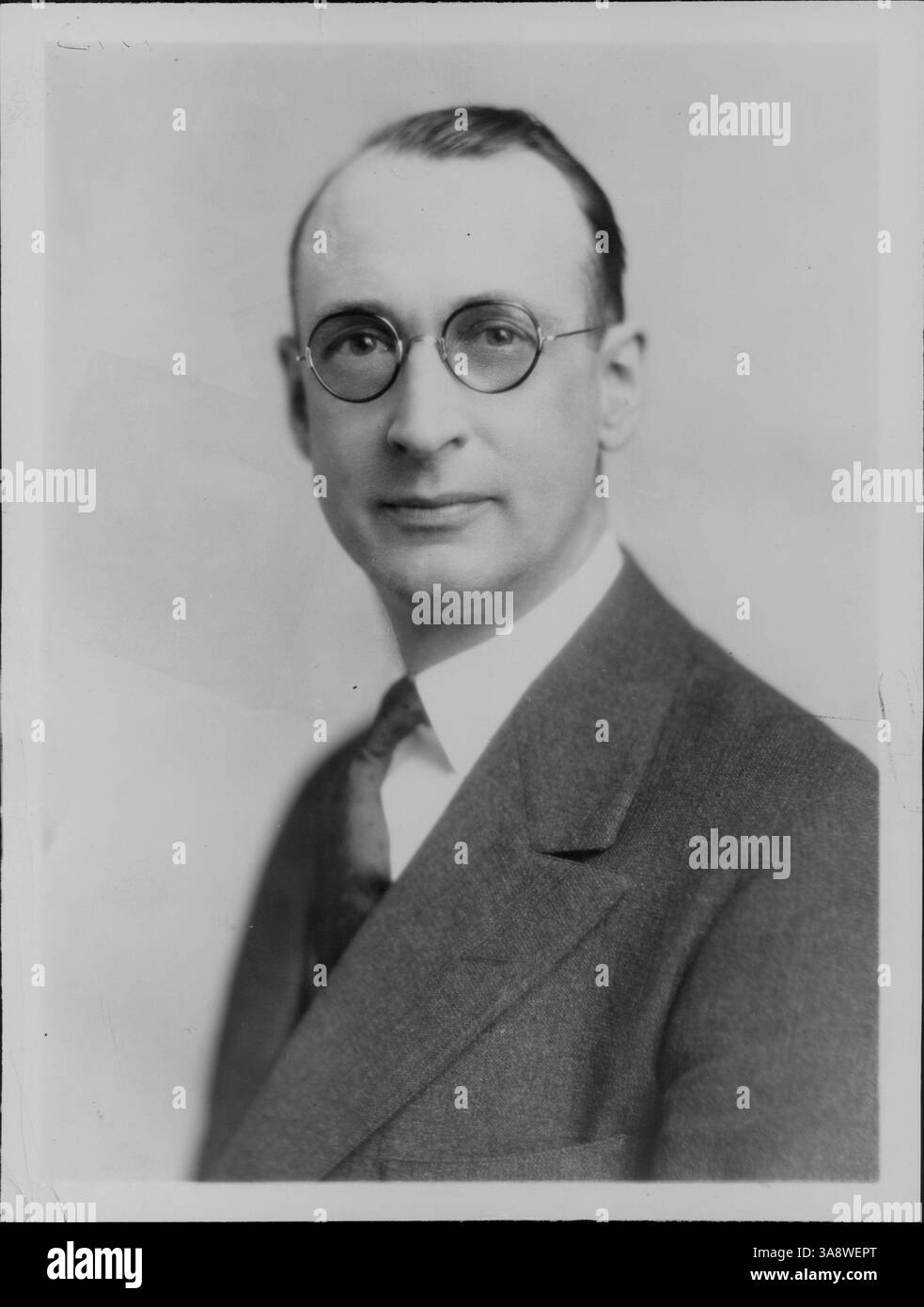 B.K. Patterson è stato il capo esaminatore della banca nazionale per il Nono Distretto della Federal Reserve, supervisionando le operazioni bancarie e le istituzioni finanziarie nella regione. Il suo ruolo è stato cruciale nel mantenere la stabilità e l'integrità del sistema bancario durante il suo mandato. Foto Stock