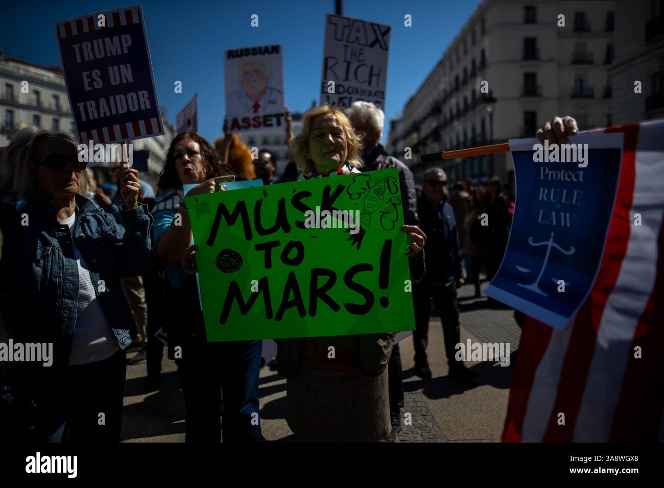 Madrid, Spagna. 29 marzo 2025. Madrid, Spagna. 30 marzo 2025. Il Partito Democratico americano chiede proteste in diverse città spagnole contro l’amministrazione Trump. I democratici all'estero, la filiale del Partito Democratico al di fuori degli Stati Uniti, stanno organizzando mobilitazioni nelle principali città spagnole "in difesa della democrazia e contro le azioni dell'amministrazione Trump", questo sabato a Puerta del Sol. Crediti: D. Canales Carvajal/Alamy Live News Foto Stock