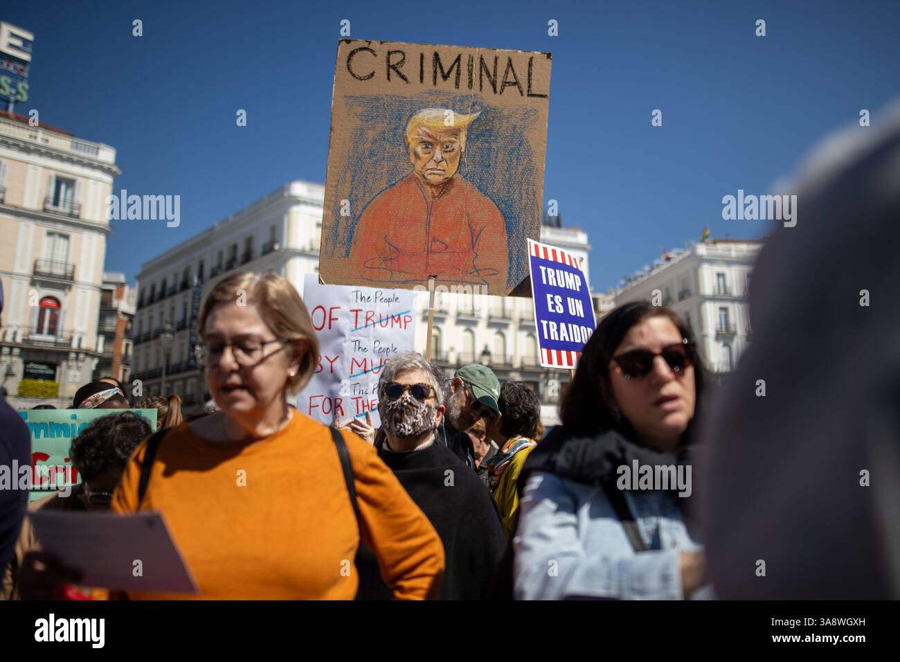 Madrid, Spagna. 29 marzo 2025. Madrid, Spagna. 30 marzo 2025. Il Partito Democratico americano chiede proteste in diverse città spagnole contro l’amministrazione Trump. I democratici all'estero, la filiale del Partito Democratico al di fuori degli Stati Uniti, stanno organizzando mobilitazioni nelle principali città spagnole "in difesa della democrazia e contro le azioni dell'amministrazione Trump", questo sabato a Puerta del Sol. Crediti: D. Canales Carvajal/Alamy Live News Foto Stock