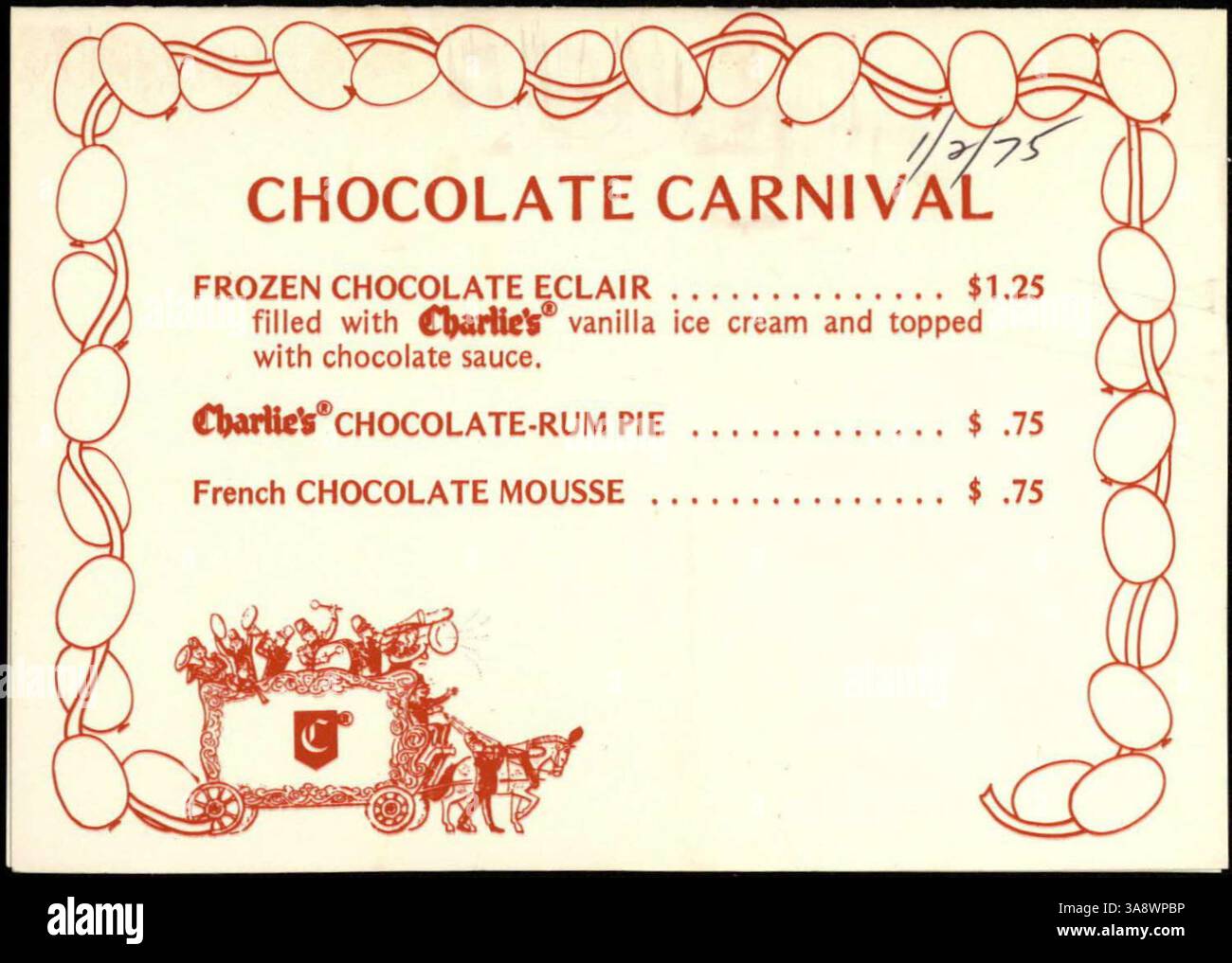 Questo cartellino da 1975 tenda pubblicizza il carnevale del cioccolato Charlie's Cafe Exceptionale, che mostra un'illustrazione stampata in rosso di una banda in marcia su una carrozza trainata da cavalli. La carta elenca dessert a tema cioccolato come eclari di cioccolato surgelati e banane di cocco. Foto Stock