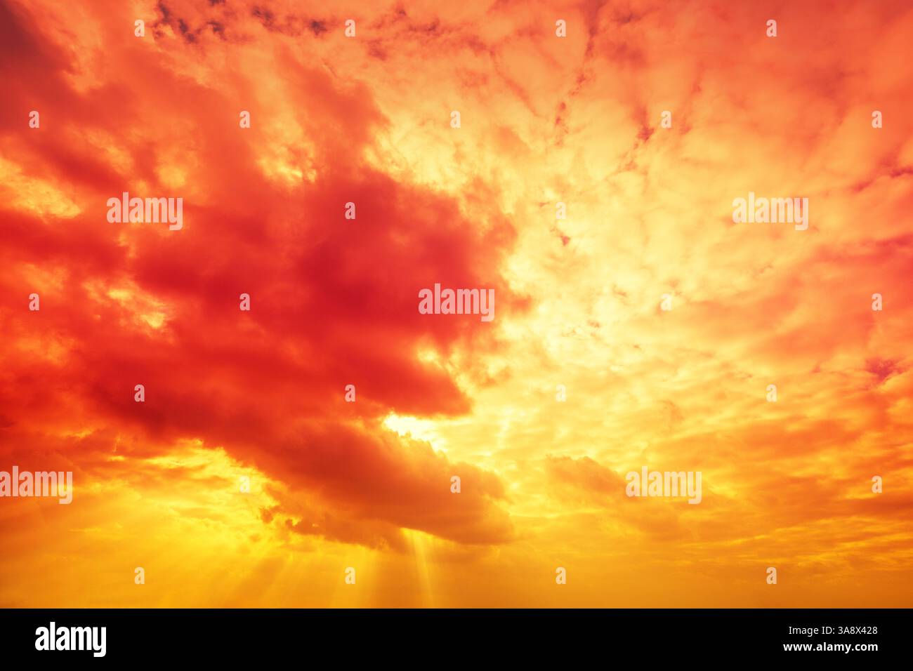 Cielo nuvoloso fiammeggiante al tramonto. Sfumatura colore. Struttura del cielo. Sfondo di natura astratta Foto Stock