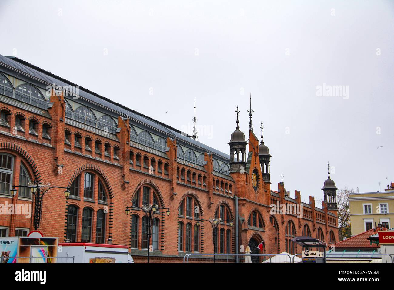 Danzica, Polonia - 11.11.2024: Lo storico mercato coperto (Hala Targowa) a Gdańsk, un punto di riferimento per lo shopping e i prodotti locali durante l'inverno. Foto Stock