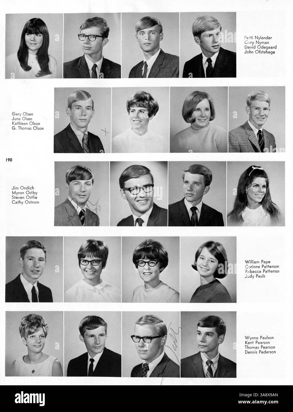 L'edizione 1969 dell'annuario Sagamore della Roosevelt High School riflette la vita di studenti, insegnanti e comunità scolastiche durante l'anno 1968-1969, con una particolare enfasi sulla storia afroamericana e la sua influenza sulle attività scolastiche e sulla cultura. Foto Stock