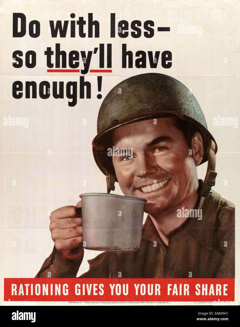 Questa fotografia del 1943, creata dall'Ufficio informazioni sulla guerra, mostra un soldato in un casco che beve da una tazza di latta. La didascalia recita "il razionamento ti dà la tua giusta parte", che illustra gli sforzi compiuti dagli americani durante la seconda guerra mondiale per incoraggiare i cittadini a conservare le risorse per lo sforzo bellico. Foto Stock