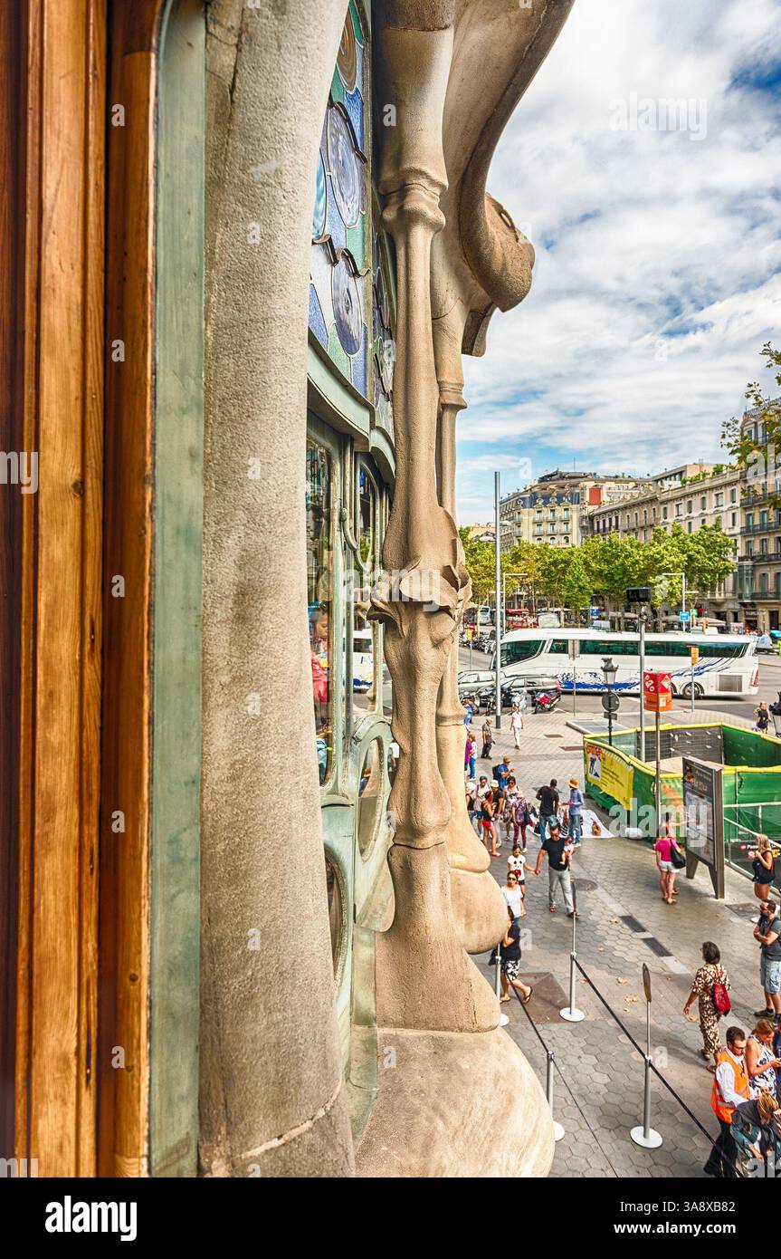 BARCELLONA - 9 AGOSTO: Vista del Passeig de Gracia da Casa Batllo, rinomato edificio progettato da Antoni Gaudí e iconico monumento di Barcellona, Catalon Foto Stock