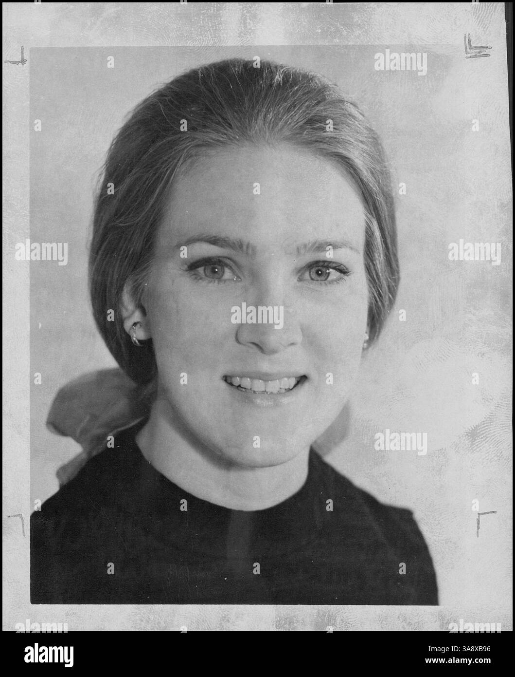 Catherine Watson, uno scrittore di spicco del Minneapolis Tribune, è stata la principale editorialista di viaggi del giornale dal 1978 al 2004. La sua influente scrittura ha riguardato un'ampia gamma di argomenti di viaggio, offrendo ai lettori informazioni su destinazioni, culture ed esperienze. Foto Stock Catherine Watson, uno scrittore di spicco del Minneapolis Tribune, è stata la principale editorialista di viaggi del giornale dal 1978 al 2004. La sua influente scrittura ha riguardato un'ampia gamma di argomenti di viaggio, offrendo ai lettori informazioni su destinazioni, culture ed esperienze. Foto Stock