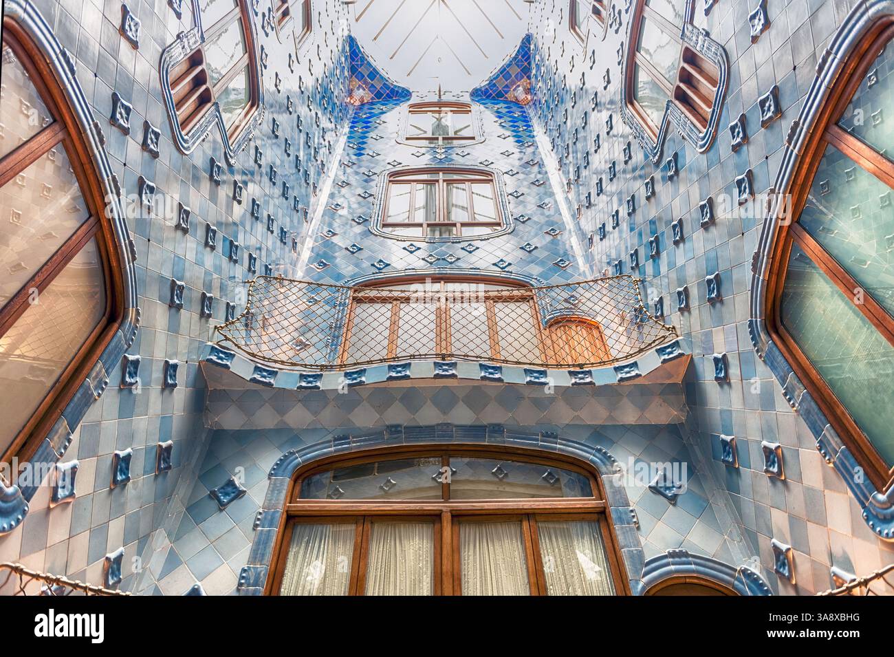 BARCELLONA - 9 AGOSTO: Iconica luce blu all'interno di Casa Batllo, rinomato edificio progettato da Antoni Gaudi e simbolo di Barcellona, Catalogna Foto Stock