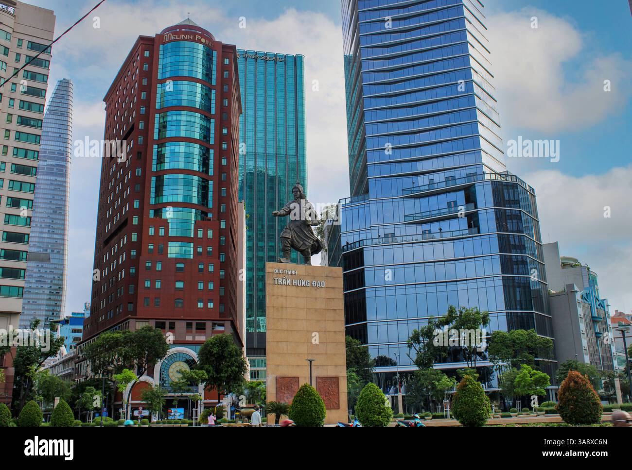 Ho chi Minh City (ex Saigon), Vietnam. Statua dedicata a Tran Hung Dao (1228-1300), principe e generale vietnamita che comandava gli eserciti vietnamiti che respinsero due delle tre maggiori invasioni mongole alla fine del XIII secolo. Dopo la sua morte, fu considerato un santo e deificato dal popolo e chiamato DC Thánh TRN o Cu Thiên V D. Foto Stock