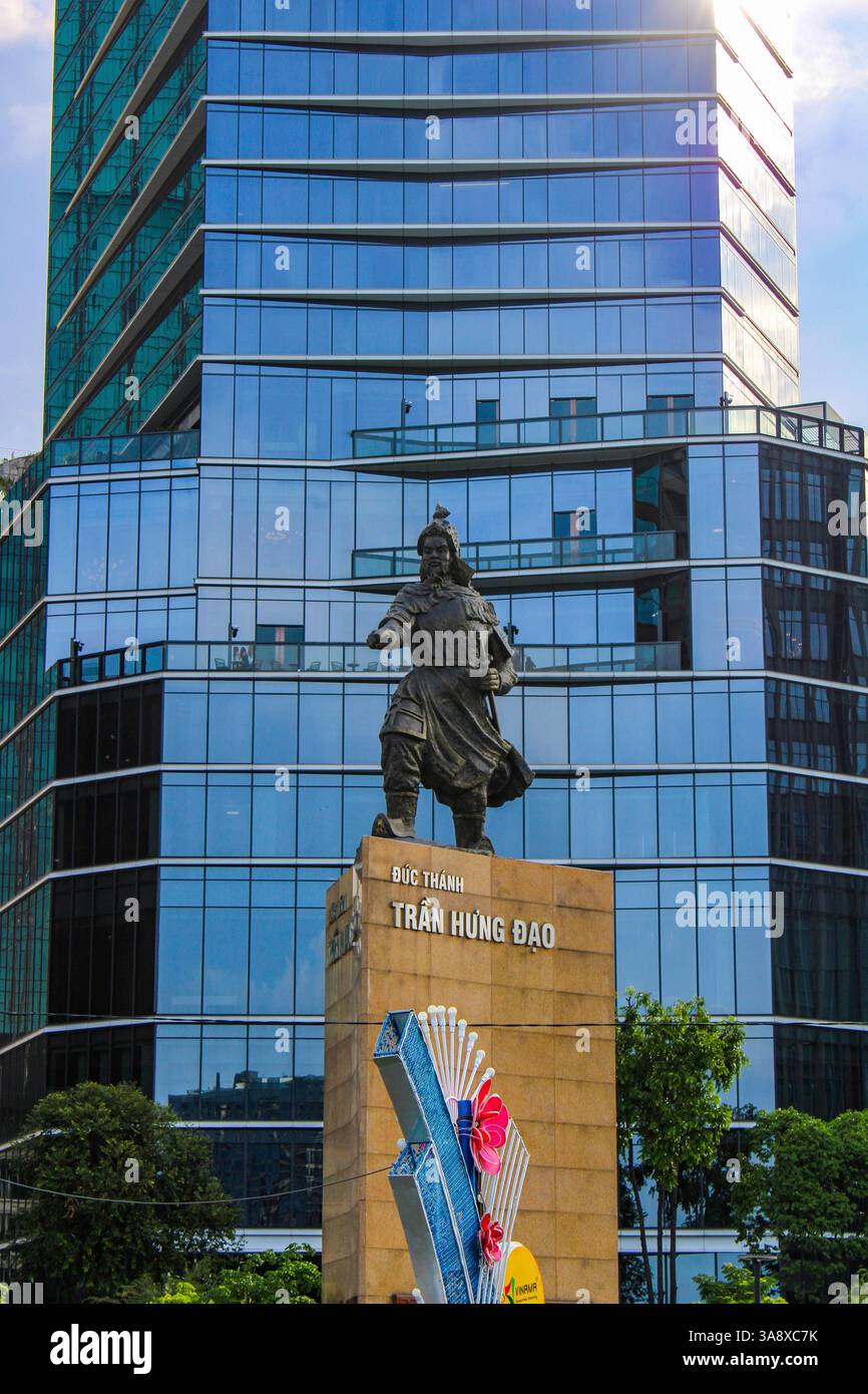 Ho chi Minh City (ex Saigon), Vietnam. Statua dedicata a Tran Hung Dao (1228-1300), principe e generale vietnamita che comandava gli eserciti vietnamiti che respinsero due delle tre maggiori invasioni mongole alla fine del XIII secolo. Dopo la sua morte, fu considerato un santo e deificato dal popolo e chiamato DC Thánh TRN o Cu Thiên V D. Foto Stock
