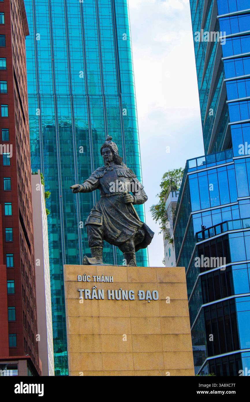 Ho chi Minh City (ex Saigon), Vietnam. Statua dedicata a Tran Hung Dao (1228-1300), principe e generale vietnamita che comandava gli eserciti vietnamiti che respinsero due delle tre maggiori invasioni mongole alla fine del XIII secolo. Dopo la sua morte, fu considerato un santo e deificato dal popolo e chiamato DC Thánh TRN o Cu Thiên V D. Foto Stock