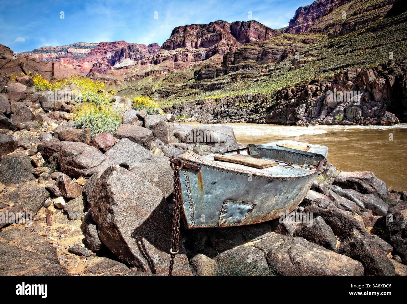 La barca Ross Wheeler, abbandonata nel 1914, si trova nell'aspro paesaggio del Cataract Canyon lungo il fiume Colorado. Foto Stock La barca Ross Wheeler, abbandonata nel 1914, si trova nell'aspro paesaggio del Cataract Canyon lungo il fiume Colorado. Foto Stock