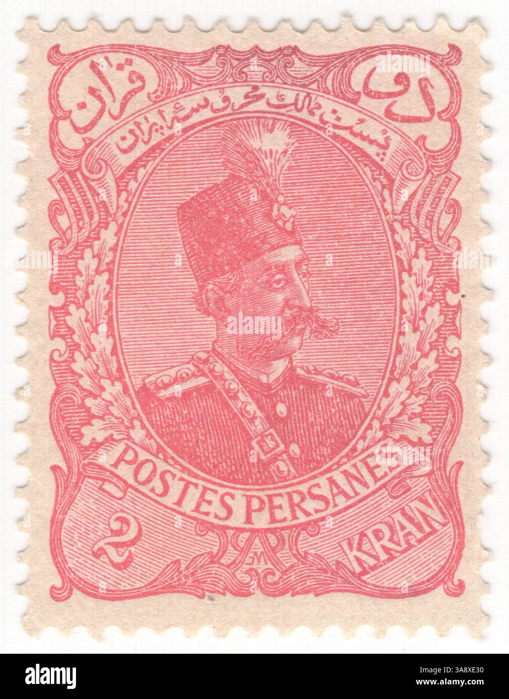 IRAN - 1897 settembre 30: Francobollo rosa di 2 kran raffigurante il ritratto di Muzaffar (Mozaffar) ad-DIN Shah. Fu il quinto scià Qajar dell'Iran, regnando dal 1896 fino alla sua morte nel 1907. È spesso accreditato con la creazione della Costituzione persiana del 1906, che approvò in uno dei suoi atti finali come shah un santuario Foto Stock