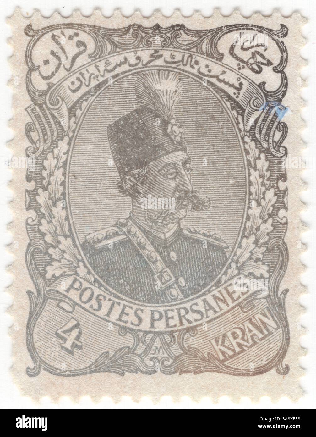 IRAN - 1897 settembre 30: Francobollo grigio di 4 kran raffigurante il ritratto di Muzaffar (Mozaffar) ad-DIN Shah. Fu il quinto scià Qajar dell'Iran, regnando dal 1896 fino alla sua morte nel 1907. È spesso accreditato con la creazione della Costituzione persiana del 1906, che approvò in uno dei suoi atti finali come shah un santuario Foto Stock