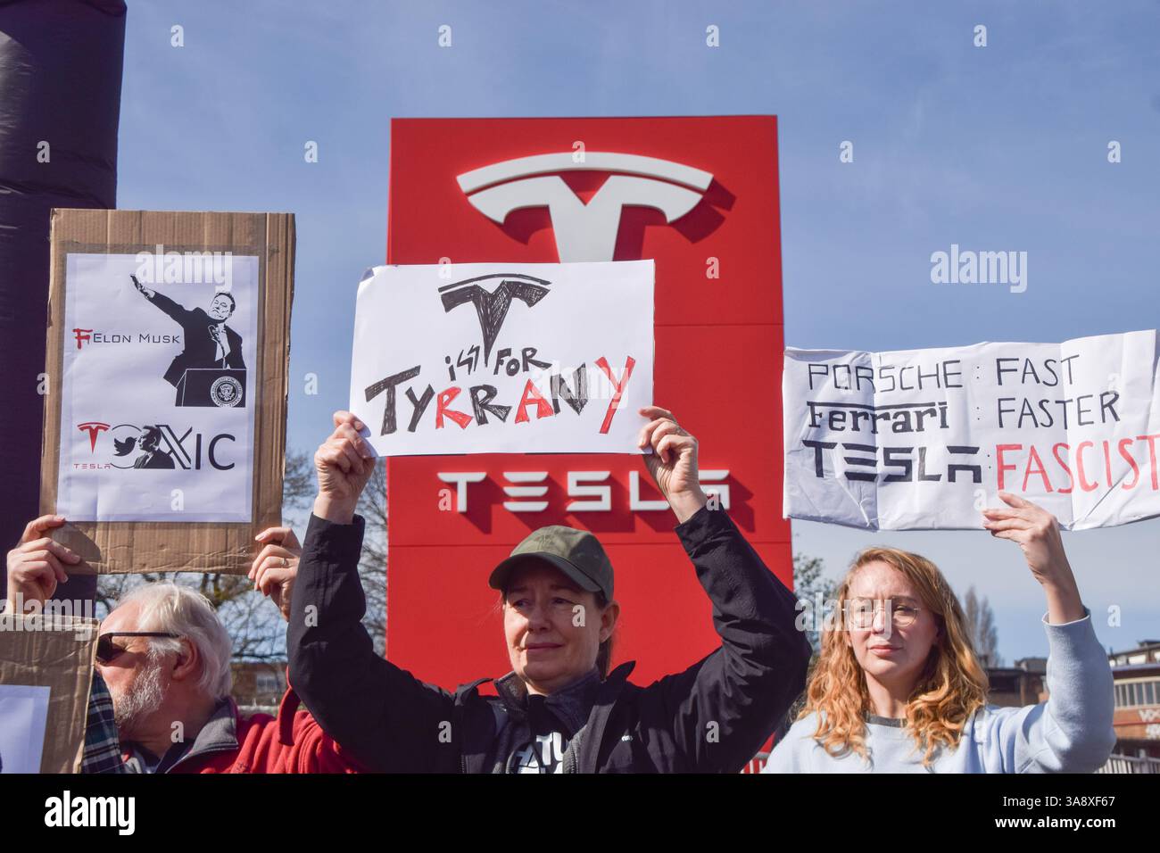 Londra, Regno Unito. 29 marzo 2025. I manifestanti si riuniscono fuori dal Tesla Centre a Park Royal durante la giornata globale d'azione contro Tesla e Elon Musk. Crediti: Vuk Valcic/Alamy Live News Foto Stock