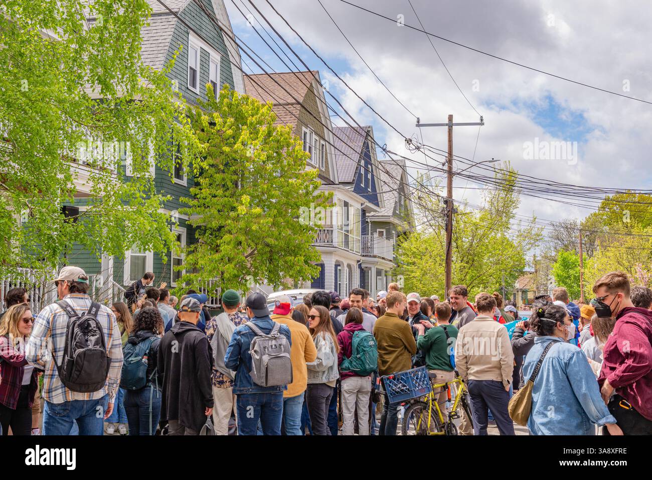 Somerville, Massachusetts, Stati Uniti - 11 maggio 2024: Festival musicale locale, Porchfest attira folle nei quartieri di tutta la città per ascoltare musica locale. Foto Stock
