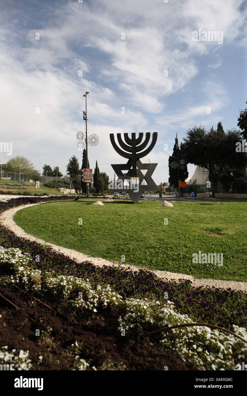 David Menorah, la Stella di David e i sette bastoncini di candela Menorah, i due simboli ebraici, una scultura dell'artista David Soussana su una rotatoria Foto Stock
