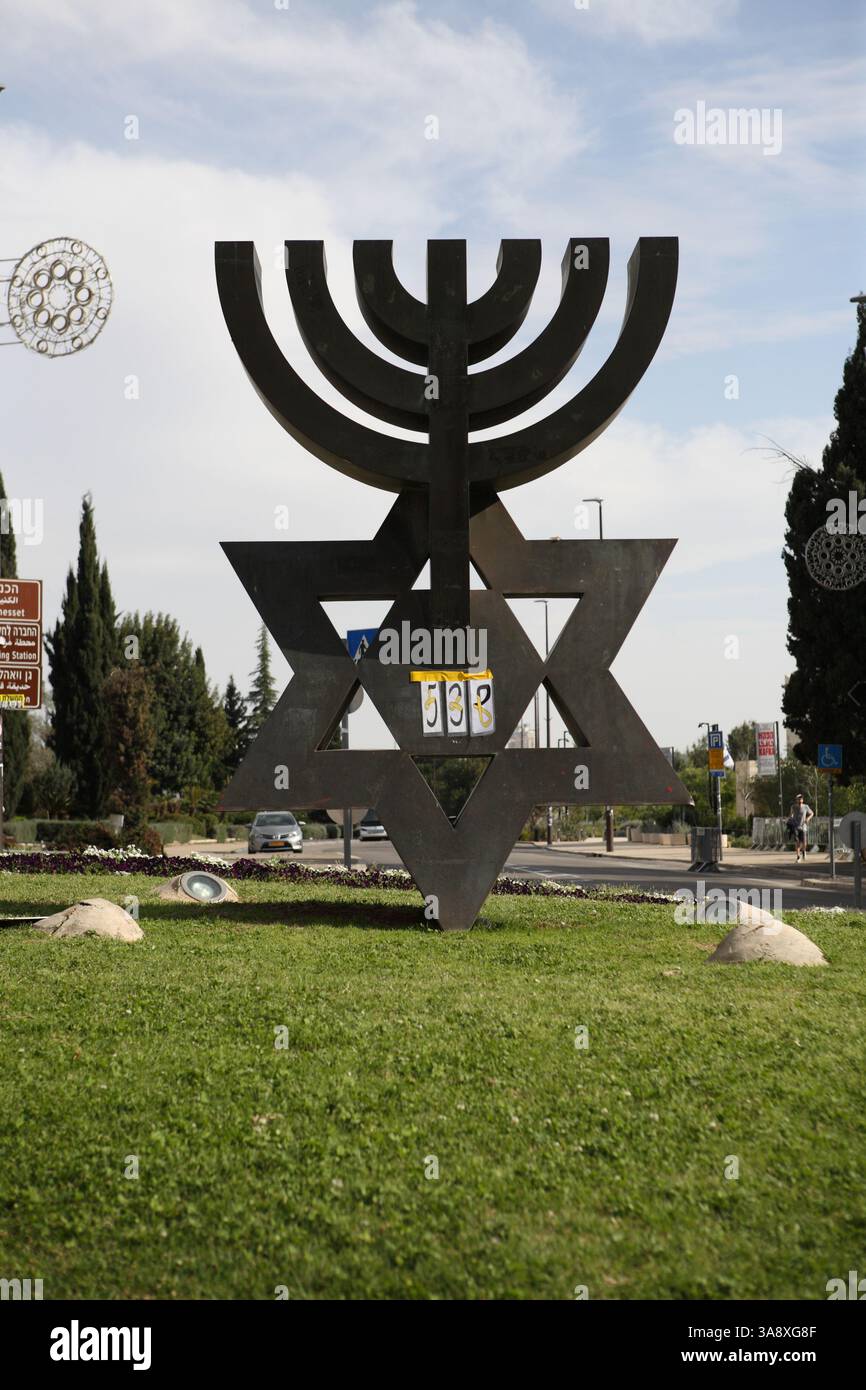 David Menorah, Stella di David & Menorah, due simboli ebraici, scultura di David Soussana, si trova su una rotatoria vicino alla Knesset o al Parlamento israeliano. Foto Stock