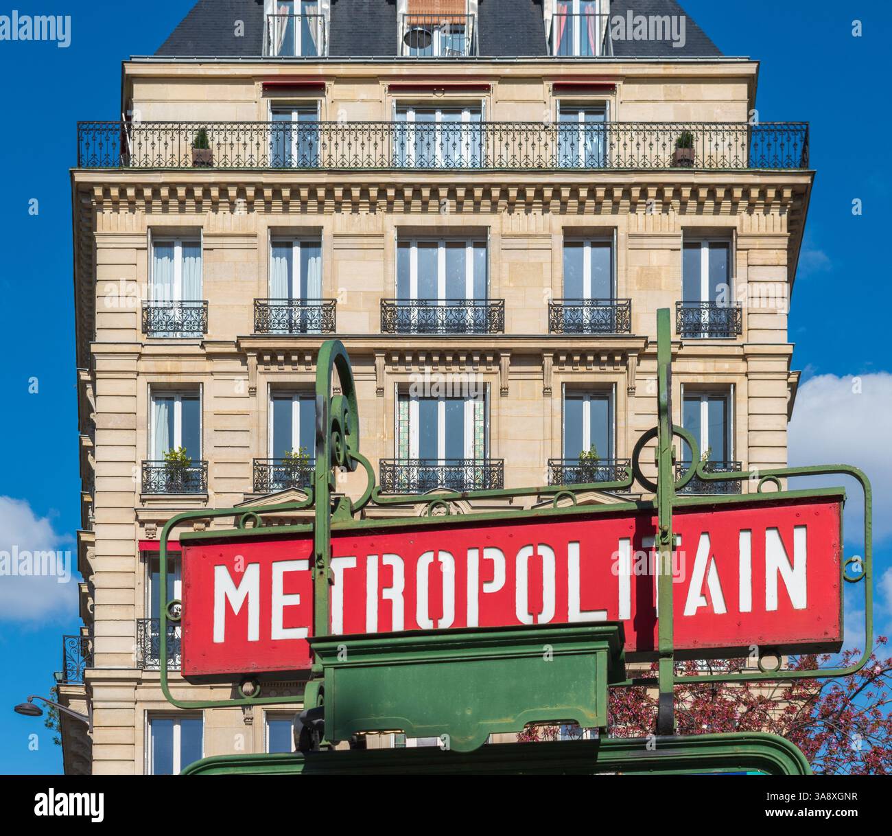 Parigi, Francia - 04 05 2025 : cartello all'ingresso di una stazione della metropolitana Foto Stock