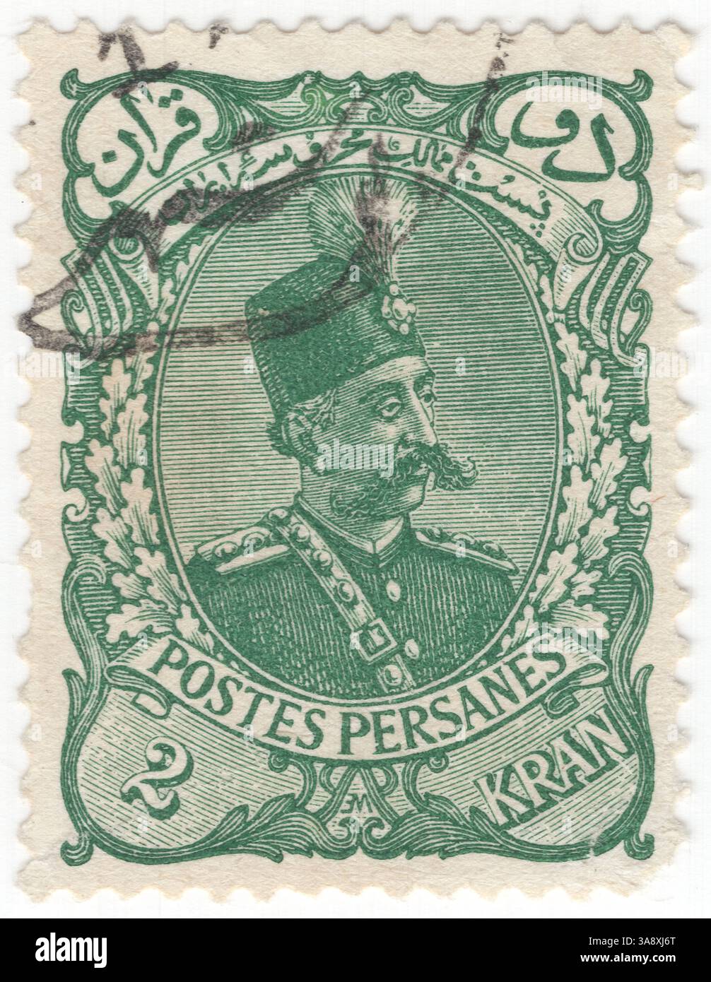 IRAN - 1899 novembre: Francobollo verde profondo di 2 kran raffigurante il ritratto di Muzaffar (Mozaffar) ad-DIN Shah. Fu il quinto scià Qajar dell'Iran, regnando dal 1896 fino alla sua morte nel 1907. È spesso accreditato con la creazione della Costituzione persiana del 1906, che approvò in uno dei suoi atti finali come shah un santuario Foto Stock