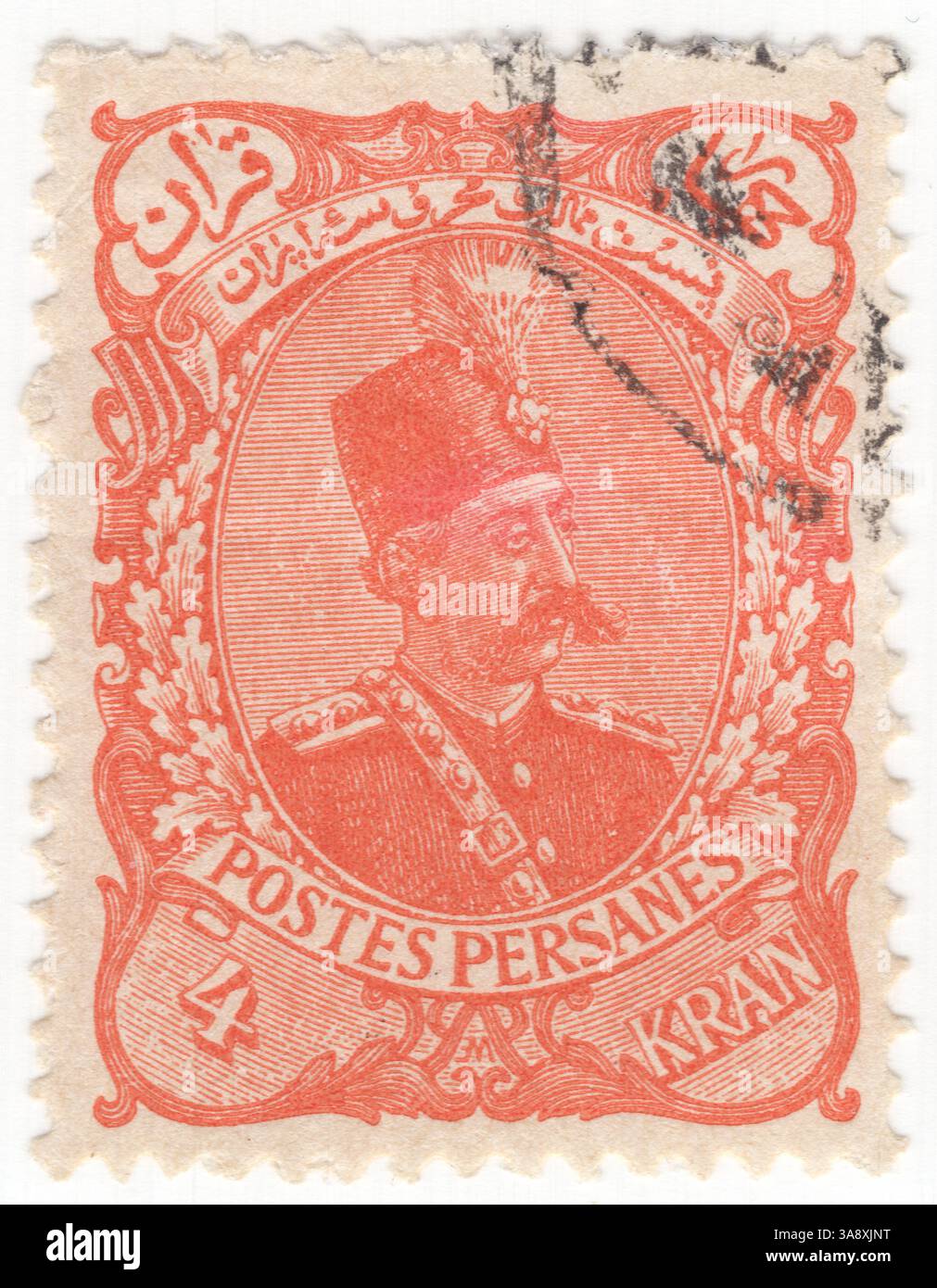IRAN - 1899 novembre: Francobollo di 4 kran rosso-arancio raffigurante il ritratto di Muzaffar (Mozaffar) ad-DIN Shah. Fu il quinto scià Qajar dell'Iran, regnando dal 1896 fino alla sua morte nel 1907. È spesso accreditato con la creazione della Costituzione persiana del 1906, che approvò in uno dei suoi atti finali come shah un santuario Foto Stock