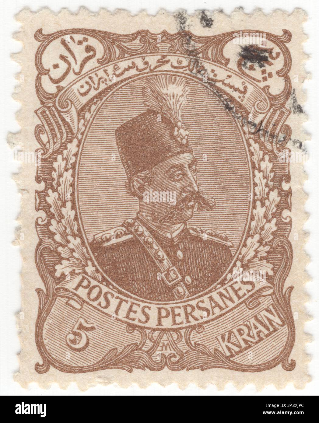 IRAN - 1899 novembre: Francobollo grigio-marrone di 5 kran raffigurante il ritratto di Muzaffar (Mozaffar) ad-DIN Shah. Fu il quinto scià Qajar dell'Iran, regnando dal 1896 fino alla sua morte nel 1907. È spesso accreditato con la creazione della Costituzione persiana del 1906, che approvò in uno dei suoi atti finali come shah un santuario Foto Stock