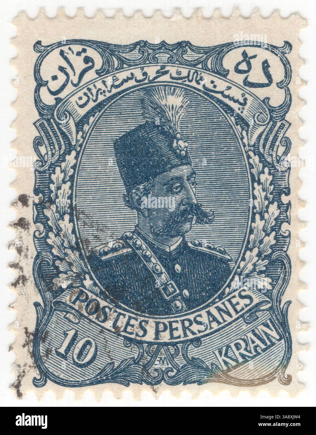 IRAN - 1899 novembre: Francobollo blu profondo 10 kran raffigurante il ritratto di Muzaffar (Mozaffar) ad-DIN Shah. Fu il quinto scià Qajar dell'Iran, regnando dal 1896 fino alla sua morte nel 1907. È spesso accreditato con la creazione della Costituzione persiana del 1906, che approvò in uno dei suoi atti finali come shah un santuario Foto Stock
