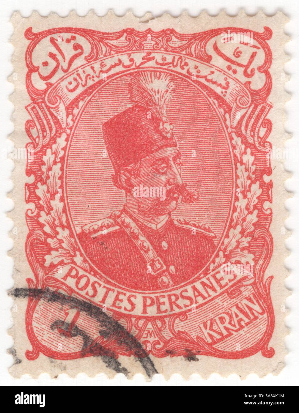 IRAN - 1899 novembre: Francobollo rosso di 1 kran raffigurante il ritratto di Muzaffar (Mozaffar) ad-DIN Shah. Fu il quinto scià Qajar dell'Iran, regnando dal 1896 fino alla sua morte nel 1907. È spesso accreditato con la creazione della Costituzione persiana del 1906, che approvò in uno dei suoi atti finali come shah un santuario Foto Stock
