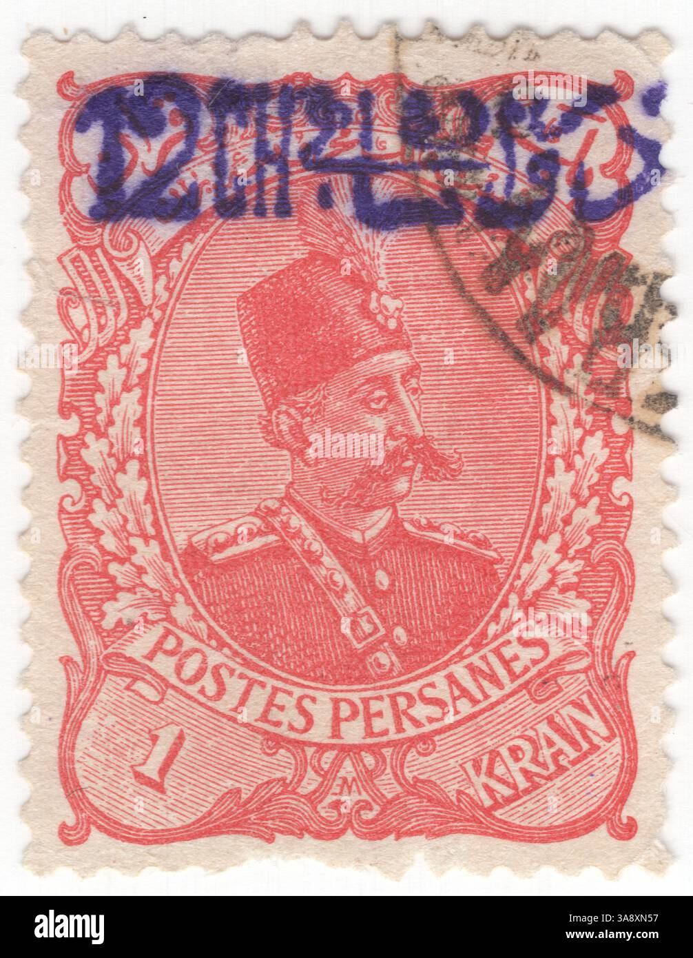 IRAN - 1901: 12 chahi su 1 kran francobollo rosso con timbro a mano raffigurante il ritratto di Muzaffar (Mozaffar) ad-DIN Shah. Fu il quinto scià Qajar dell'Iran, regnando dal 1896 fino alla sua morte nel 1907. È spesso accreditato con la creazione della Costituzione persiana del 1906, che approvò in uno dei suoi atti finali come shah un santuario Foto Stock