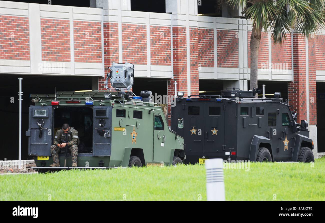 19 ottobre 2017 - Gainesville, FL, USA - polizia in loco presso l'Università della Florida, dove il nazionalista bianco Richard Spencer tiene un discorso a Gainesville, Flag., giovedì 19 ottobre 2017. (Immagine di credito: © Ricardo Ramirez-Buxeda/TNS via ZUMA Wire) Foto Stock