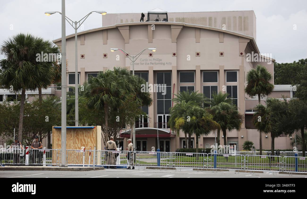 19 ottobre 2017 - Gainesville, FL, USA - polizia in loco presso l'Università della Florida, dove il nazionalista bianco Richard Spencer tiene un discorso a Gainesville, Flag., giovedì 19 ottobre 2017. (Immagine di credito: © Ricardo Ramirez-Buxeda/TNS via ZUMA Wire) Foto Stock