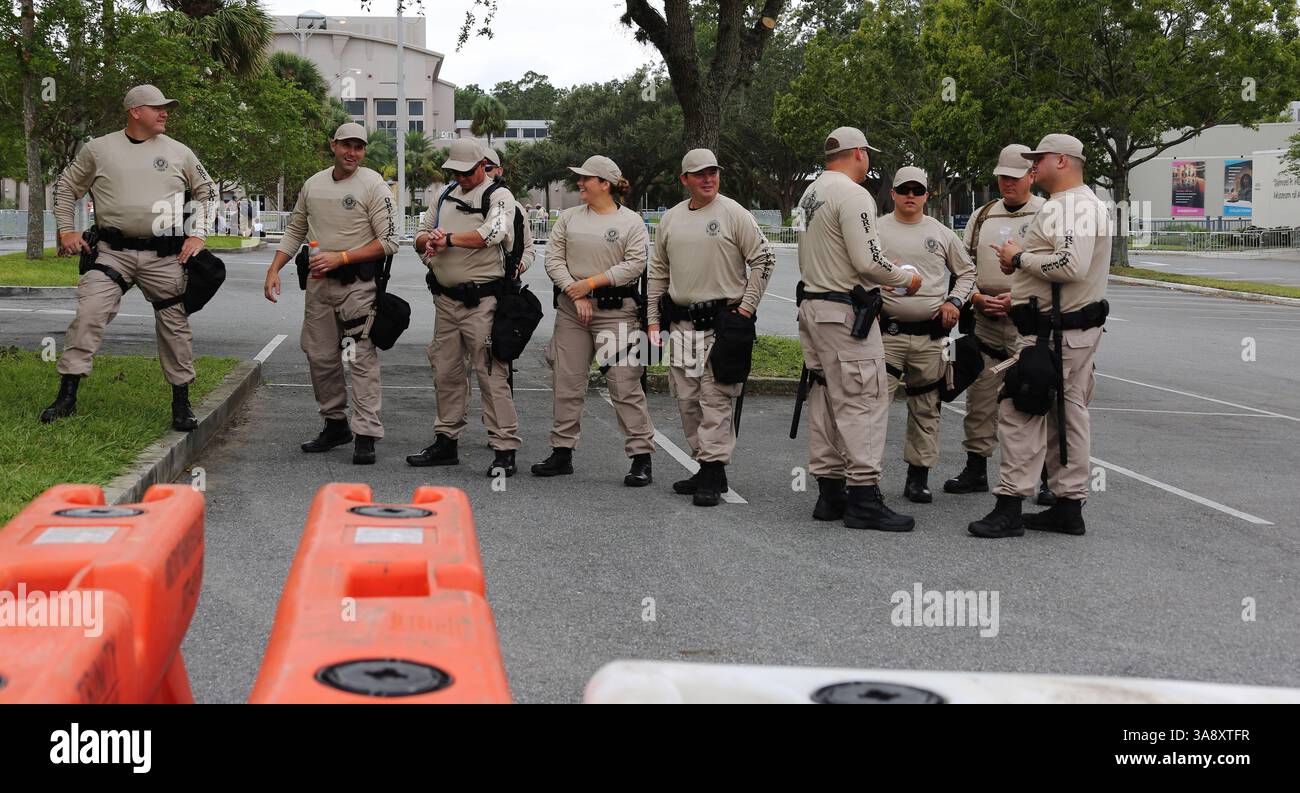19 ottobre 2017 - Gainesville, FL, USA - polizia in loco presso l'Università della Florida, dove il nazionalista bianco Richard Spencer tiene un discorso a Gainesville, Flag., giovedì 19 ottobre 2017. (Immagine di credito: © Ricardo Ramirez-Buxeda/TNS via ZUMA Wire) Foto Stock
