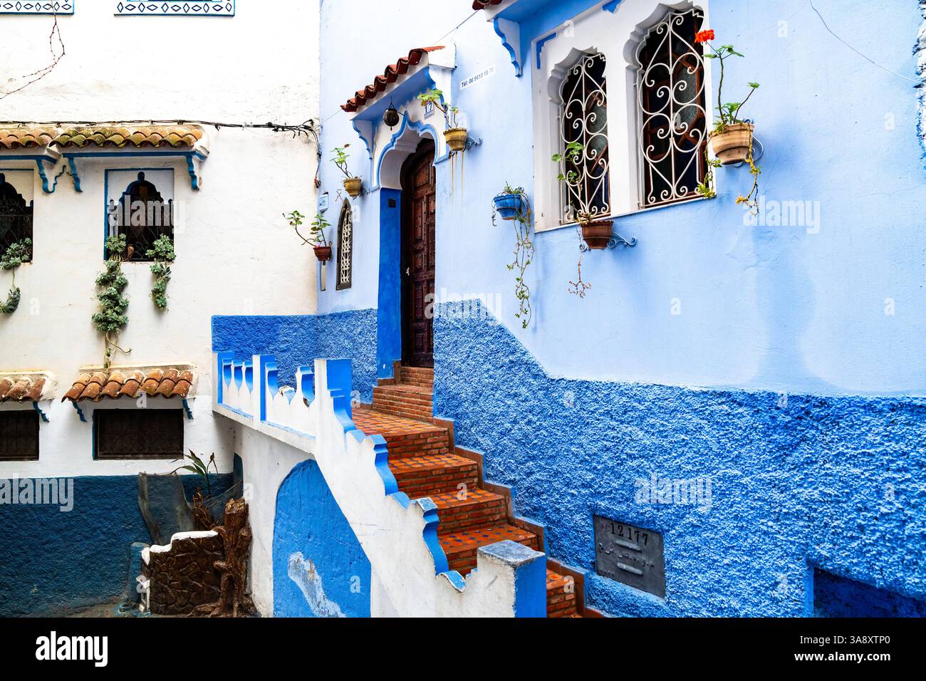 Chefchaouen, Marocco - 26 marzo 2024: Particolare dei vicoli stretti di Chefchaouen, la città blu durante il giorno nuvoloso Foto Stock