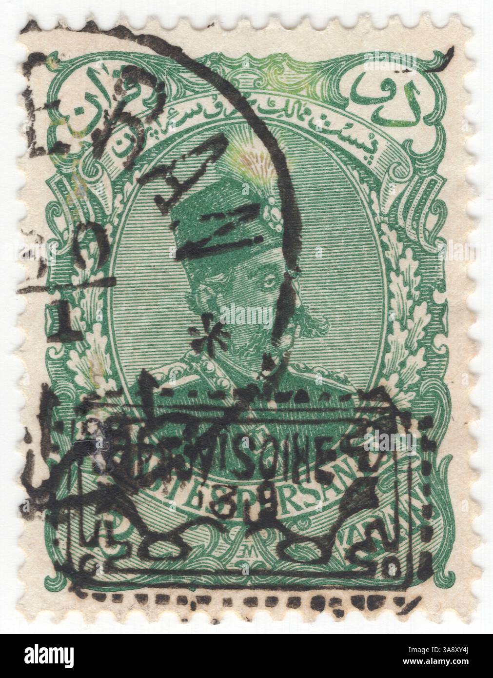 IRAN - 1902: Francobollo di 2 kran verde intenso per Tabriz raffigurante il ritratto di Muzaffar (Mozaffar) ad-DIN Shah. Fu il quinto scià Qajar dell'Iran, regnando dal 1896 fino alla sua morte nel 1907. È spesso accreditato con la creazione della Costituzione persiana del 1906, che approvò in uno dei suoi atti finali come shah un santuario Foto Stock