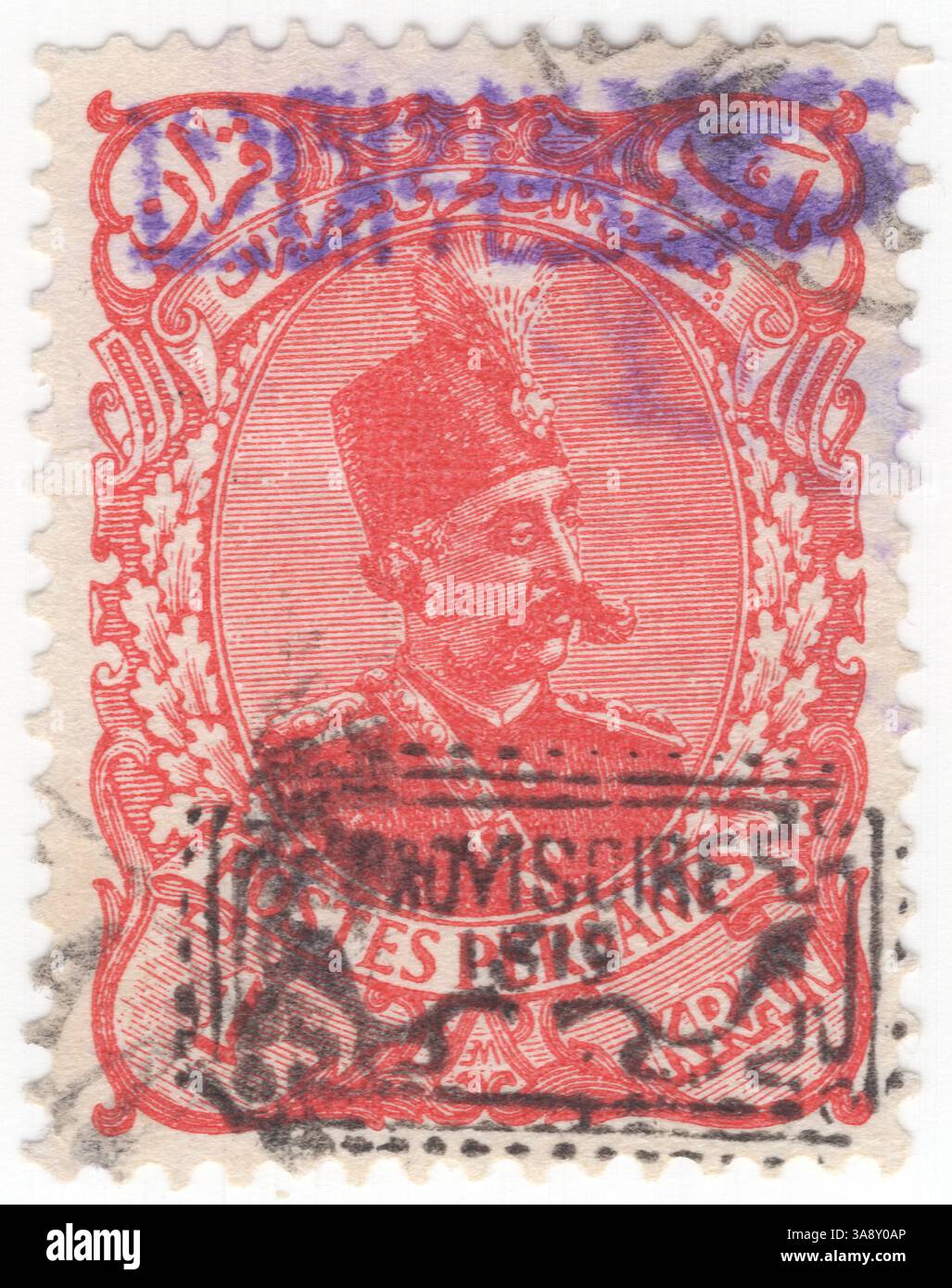 IRAN - 1902 5 febbraio: 12 chahi su 1 kran francobollo rosso che raffigura il ritratto di Muzaffar (Mozaffar) ad-DIN Shah. Fu il quinto scià Qajar dell'Iran, regnando dal 1896 fino alla sua morte nel 1907. È spesso accreditato con la creazione della Costituzione persiana del 1906, che approvò in uno dei suoi atti finali come shah un santuario Foto Stock