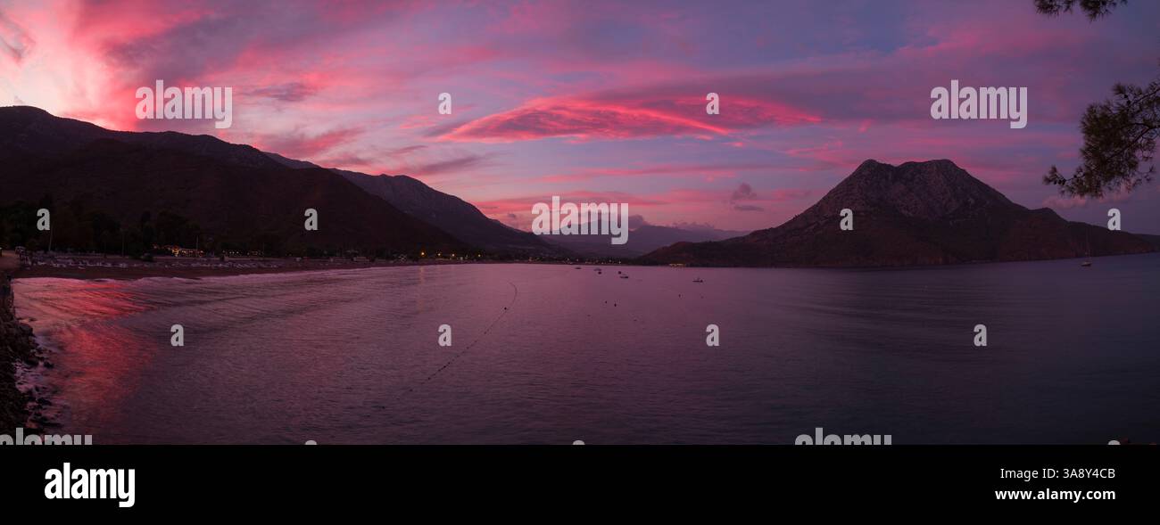 Tramonto spettacolare sulla spiaggia di Adrasan. Clima mediterraneo. Città di Antalya, paese della Turchia Foto Stock