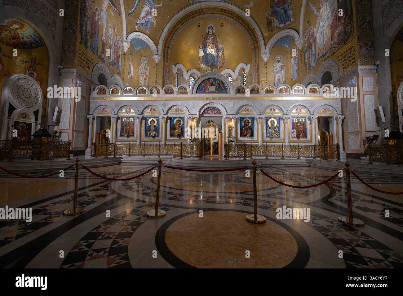 Belgrado, Serbia. 22 marzo 2025. Vista interna del Tempio ortodosso di Santa Sava nel centro storico della città Foto Stock