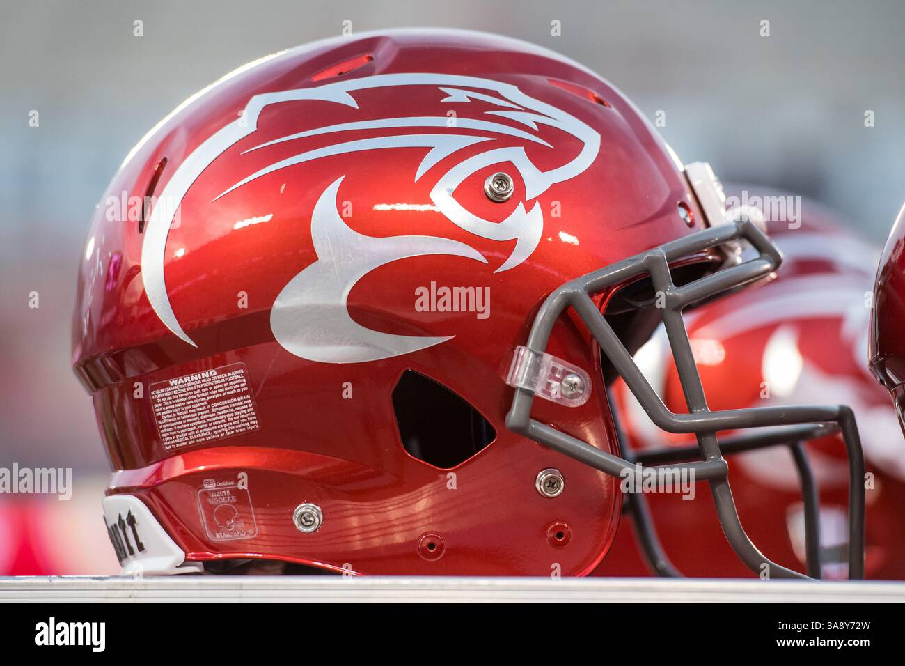 19 ottobre 2017: Un casco rosso Houston Cougars con un logo alternativo con una testa cougar si trova a bordo campo prima di una partita di football NCAA tra i Memphis Tigers e gli University of Houston Cougars al TDECU Stadium di Houston, Texas. Memphis ha vinto il gioco 42-38...Trask Smith/CSM(Credit Image: &Copy; Trask Smith/CSM via ZUMA Wire) Foto Stock