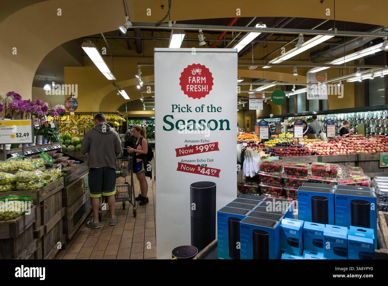29 agosto 2017 - New York, New York, Stati Uniti - segnaletica presso il negozio Whole Foods Market di Chelsea, New York, Reading Whole Foods Market e Amazon, Farm Fresh, Pick of the Season per Amazon Echo e Echo Dot. Il 28 agosto 2017 Amazon ha completato l'acquisizione della catena di alimentari di lusso per oltre 13 miliardi di dollari. (Immagine di credito: © Viviane Moos via ZUMA Wire) Foto Stock
