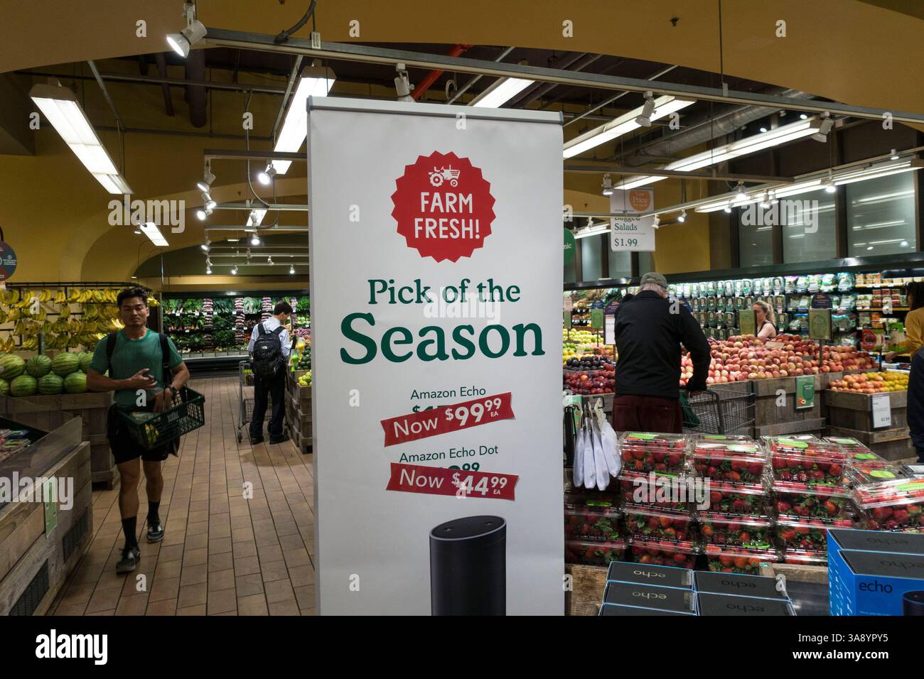 29 agosto 2017 - New York, New York, Stati Uniti - segnaletica presso il negozio Whole Foods Market di Chelsea, New York, Reading Whole Foods Market e Amazon, Farm Fresh, Pick of the Season per Amazon Echo e Echo Dot. Il 28 agosto 2017 Amazon ha completato l'acquisizione della catena di alimentari di lusso per oltre 13 miliardi di dollari. (Immagine di credito: © Viviane Moos via ZUMA Wire) Foto Stock