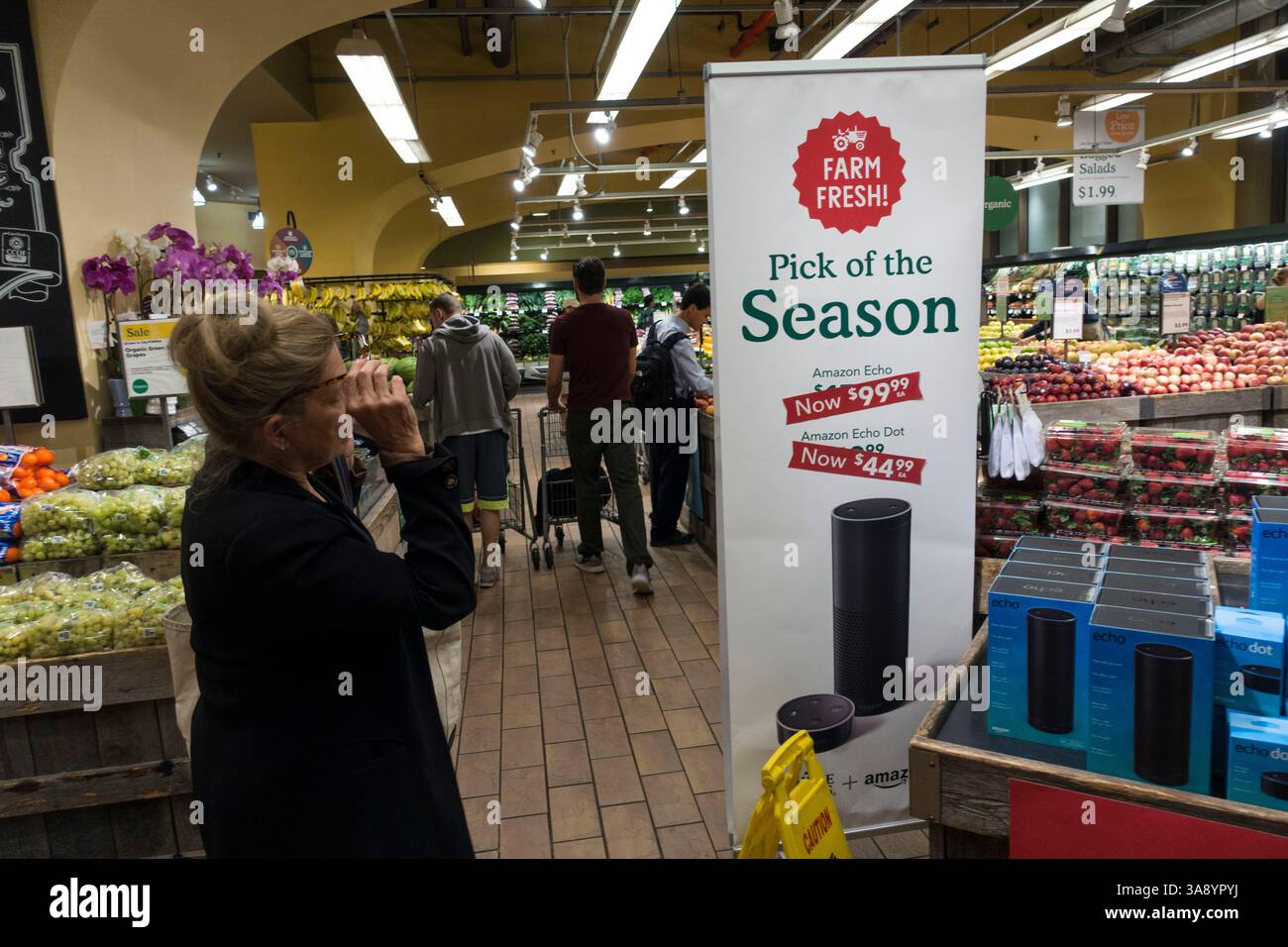 29 agosto 2017 - New York, New York, Stati Uniti - segnaletica presso il negozio Whole Foods Market di Chelsea, New York, Reading Whole Foods Market e Amazon, Farm Fresh, Pick of the Season per Amazon Echo e Echo Dot. Il 28 agosto 2017 Amazon ha completato l'acquisizione della catena di alimentari di lusso per oltre 13 miliardi di dollari. (Immagine di credito: © Viviane Moos via ZUMA Wire) Foto Stock