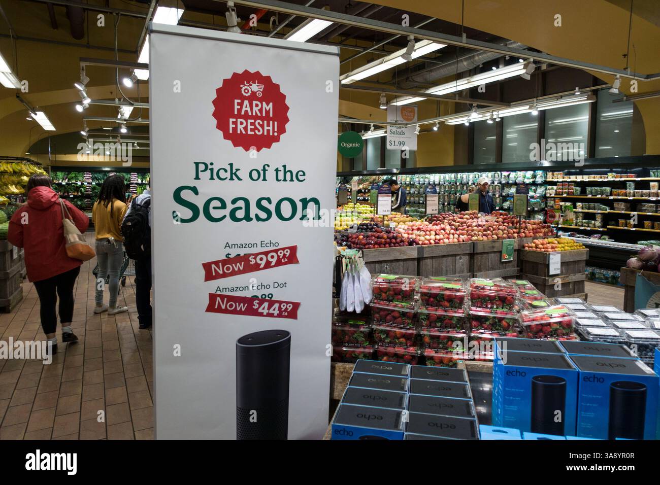 29 agosto 2017 - New York, New York, Stati Uniti - segnaletica presso il negozio Whole Foods Market di Chelsea, New York, Reading Whole Foods Market e Amazon, Farm Fresh, Pick of the Season per Amazon Echo e Echo Dot. Il 28 agosto 2017 Amazon ha completato l'acquisizione della catena di alimentari di lusso per oltre 13 miliardi di dollari. (Immagine di credito: © Viviane Moos via ZUMA Wire) Foto Stock