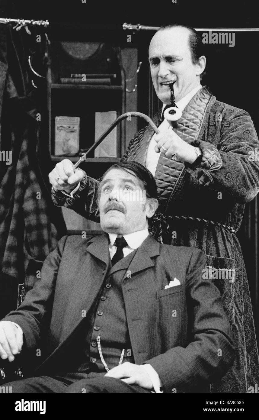 Derek Waring (Dr Watson - front), Ron Moody (Sherlock Holmes) in SHERLOCK HOLMES The Musical at the Cambridge Theatre, London WC2 24/04/1989 un libro di produzione Northcott Theatre Exeter, musica e testi di Leslie Bricusse basato sui personaggi creati da Arthur Conan Doyle scenografia: Sean Cavanagh costumi: Anthony Mendleson illuminazione: Mark Henderson coreografia: Christine Cartwright regista: George Roman Foto Stock