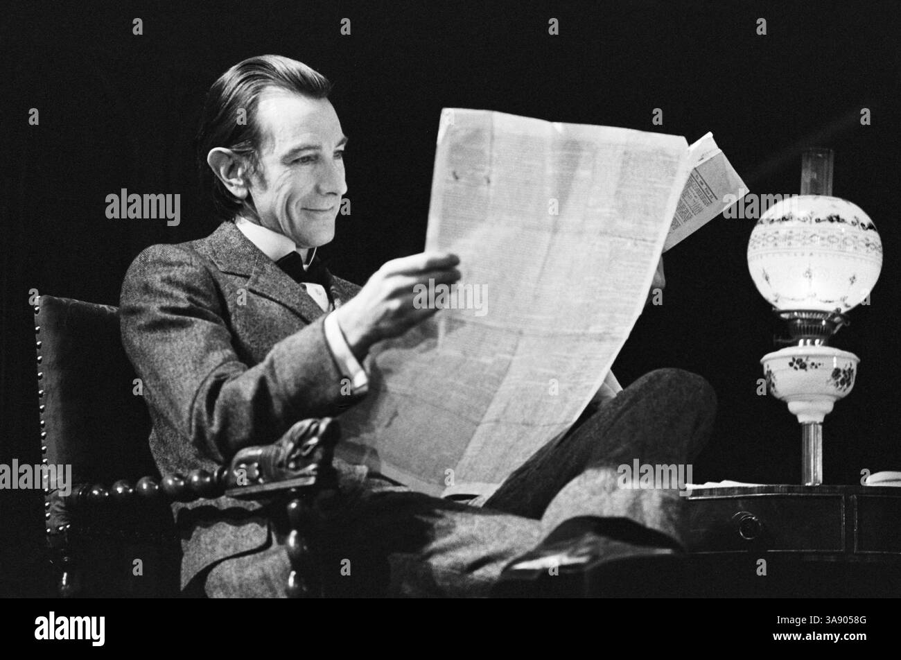 John Wood (Sherlock Holmes) in SHERLOCK HOLMES di Arthur Conan Doyle & William Gillette alla Royal Shakespeare Company (RSC), Aldwych Theatre, Londra WC2 1973 design: Carl Toms regista: Frank Dunlop Foto Stock