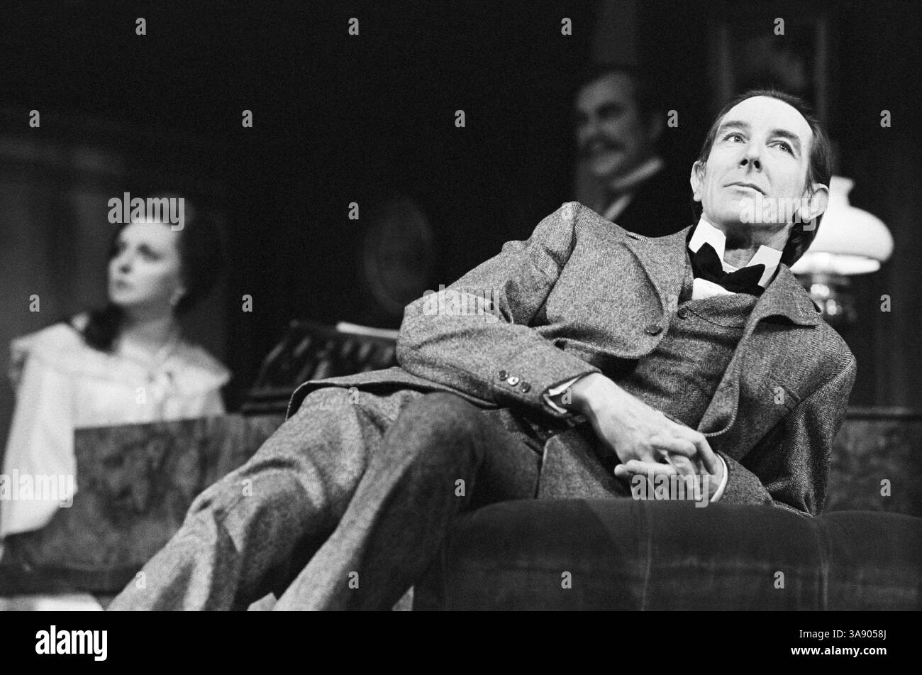 John Wood (Sherlock Holmes) in SHERLOCK HOLMES di Arthur Conan Doyle & William Gillette alla Royal Shakespeare Company (RSC), Aldwych Theatre, Londra WC2 1973 design: Carl Toms regista: Frank Dunlop Foto Stock
