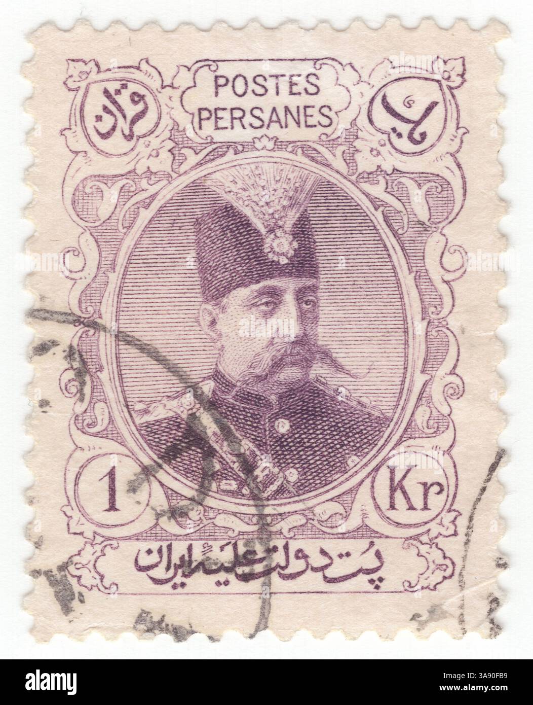 IRAN - 1903: Francobollo di 1 kran viola raffigurante il ritratto di Muzaffar (Mozaffar) ad-DIN Shah. Fu il quinto scià Qajar dell'Iran, regnando dal 1896 fino alla sua morte nel 1907. È spesso accreditato con la creazione della Costituzione persiana del 1906, che approvò in uno dei suoi atti finali come shah un santuario Foto Stock