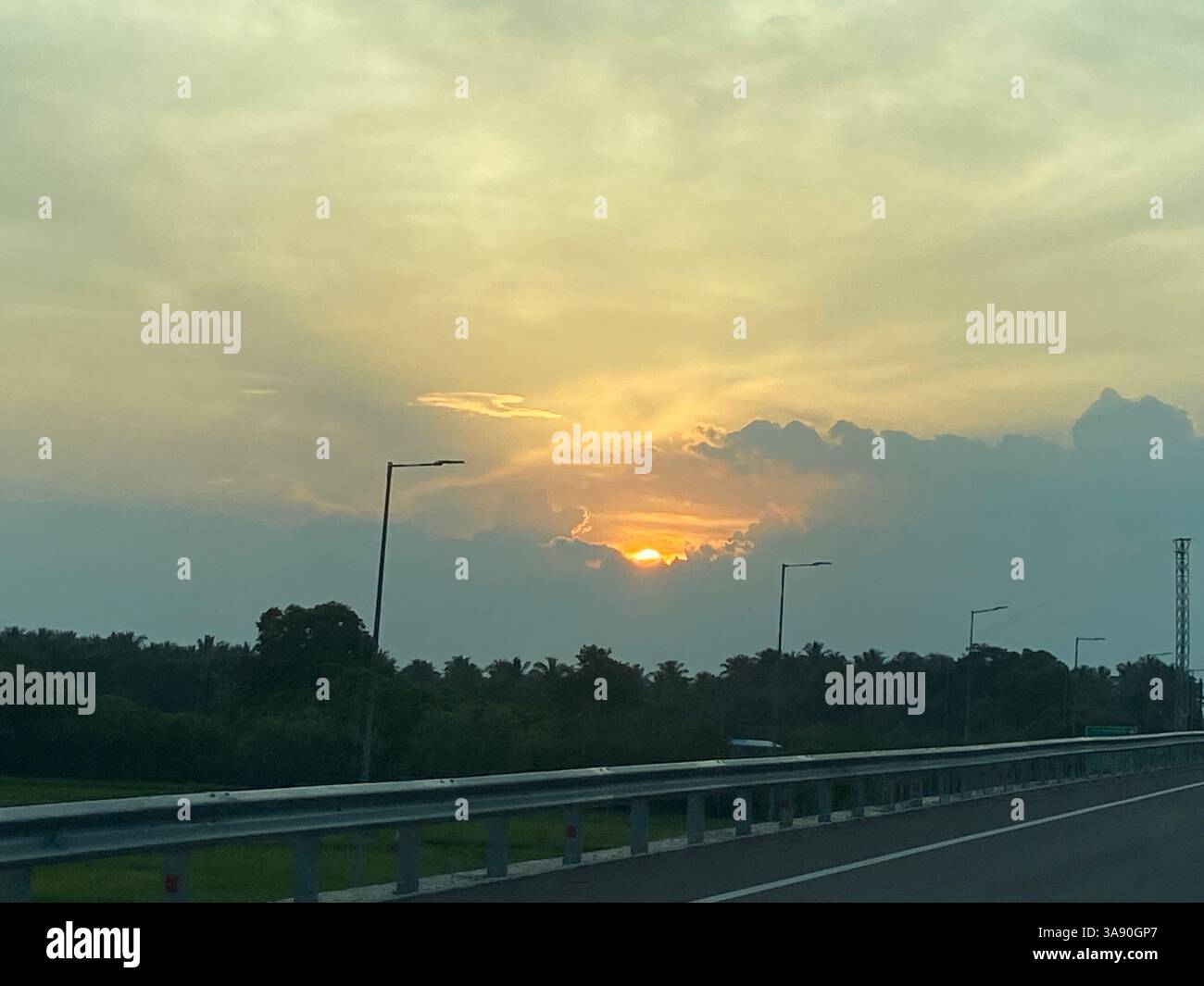 affondare il sole della sera, che si illumina al tramonto. Foto Stock