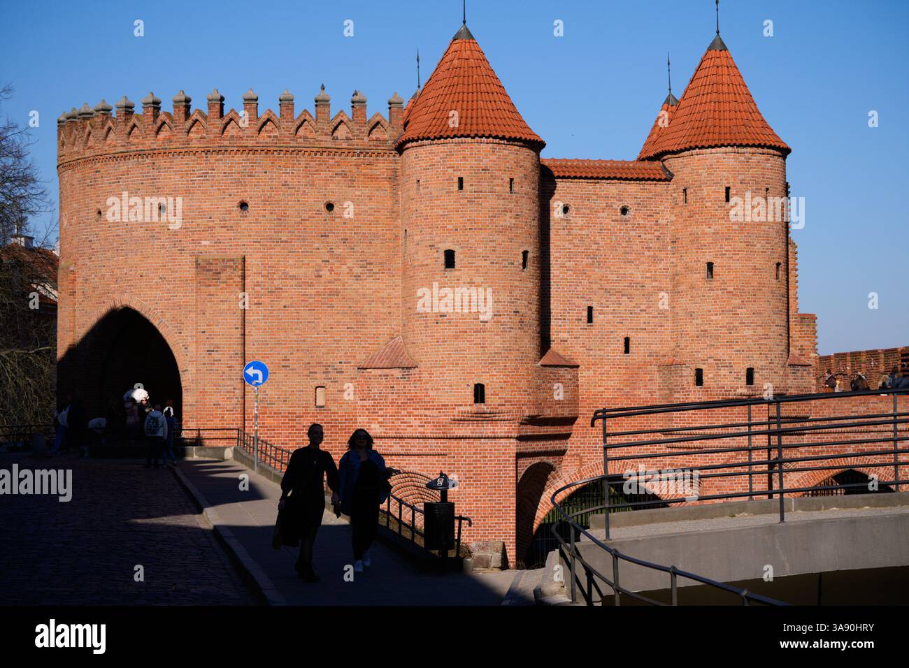 Varsavia, Polonia. 28 marzo 2025. La gente cammina lungo le mura della città Vecchia a Varsavia, Polonia, il 28 marzo 2025. (Foto di Jaap Arriens/Sipa USA) credito: SIPA USA/Alamy Live News Foto Stock