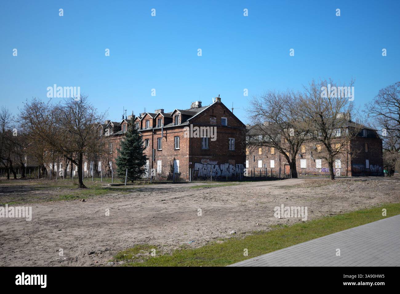 Varsavia, Polonia. 28 marzo 2025. Le case a bordo sono viste a Varsavia, in Polonia, il 28 marzo 2025. (Foto di Jaap Arriens/Sipa USA) credito: SIPA USA/Alamy Live News Foto Stock