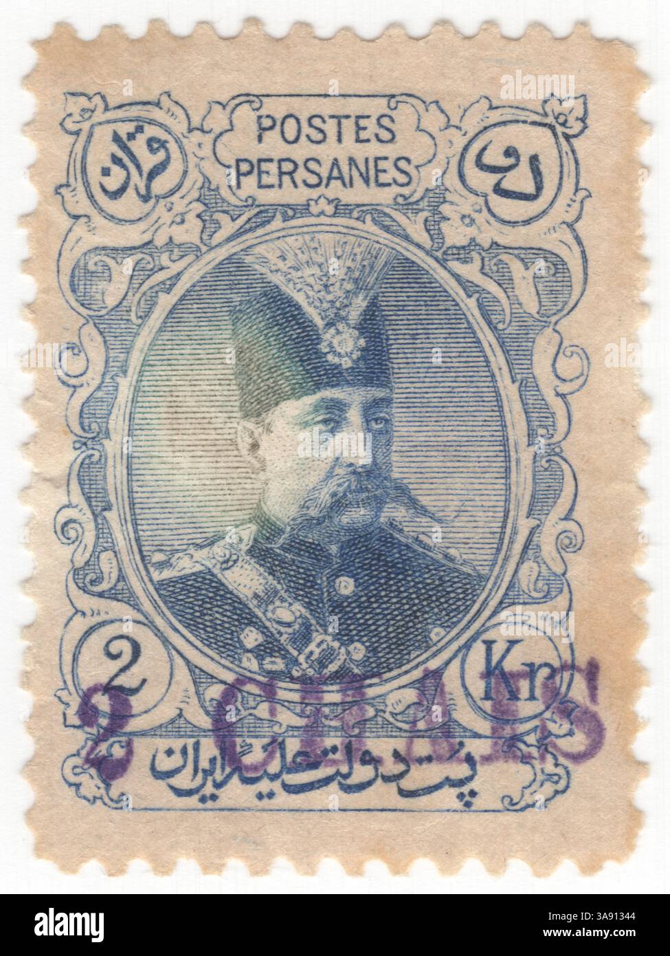 IRAN - 1904: 2 chahi su 2 francobollo ultramarino kran raffigurante il ritratto di Muzaffar (Mozaffar) ad-DIN Shah. Fu il quinto scià Qajar dell'Iran, regnando dal 1896 fino alla sua morte nel 1907. Sovrastampa di nuovo valore in francese e persiano. È spesso accreditato con la creazione della Costituzione persiana del 1906, che approvò in uno dei suoi atti finali come shah un santuario Foto Stock