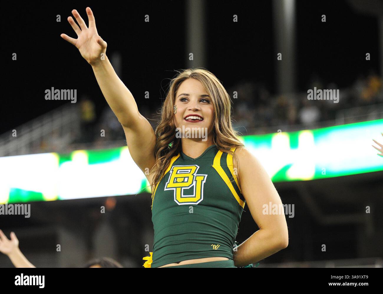 9 settembre 2017: Cheerleader dei Baylor Bears durante il secondo tempo della partita di football NCAA tra i Baylor Bears e gli UTSA Roadrunners al McLane Stadium di Waco, Texas. Matthew Lynch/CSM(immagine di credito: &Copy; Matthew Lynch/CSM tramite filo ZUMA) Foto Stock